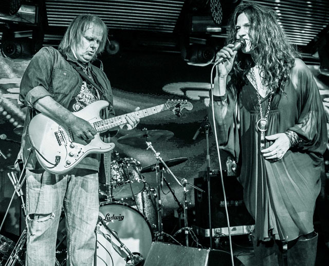 Walter Trout with Sari Schorr